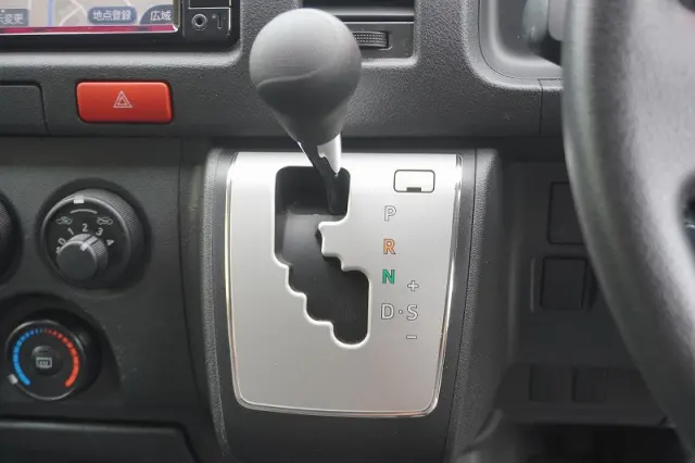 トヨタ ハイエースバン CBF-TRH200V(2WD)の写真30