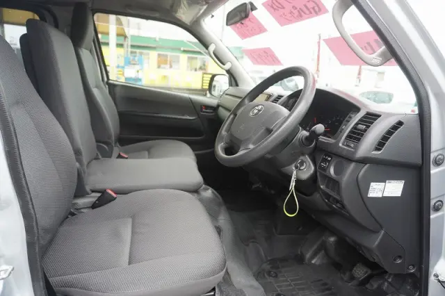 トヨタ ハイエースバン CBF-TRH200V(2WD)の写真37