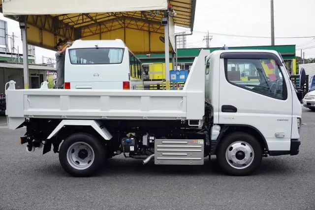 三菱 キャンター 2RG-FBA60(2WD)の写真5