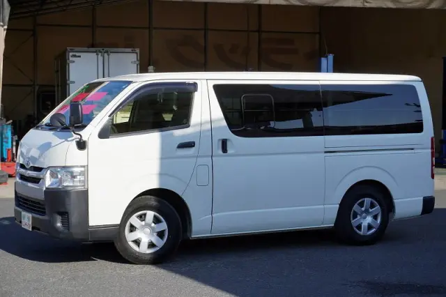 トヨタ ハイエースバン CBF-TRH200V(2WD)の写真1