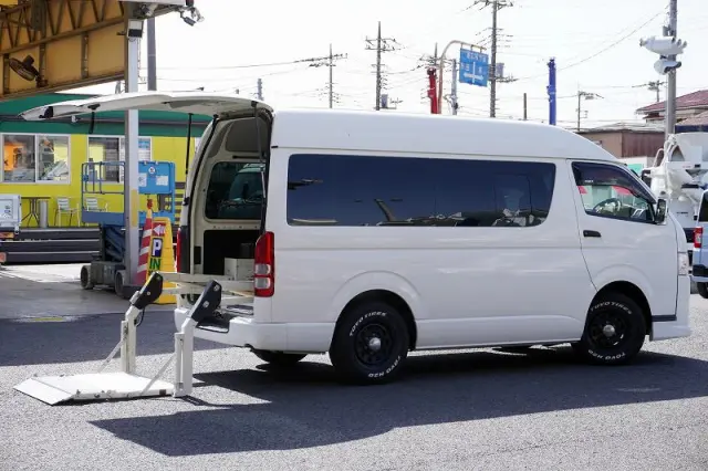 トヨタ ハイエースバン CBF-TRH200K(2WD)の写真9