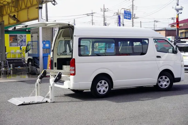 トヨタ ハイエースバン CBF-TRH200K(2WD)の写真9