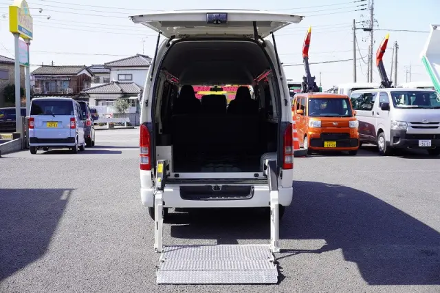 トヨタ ハイエースバン CBF-TRH200K(2WD)の写真15