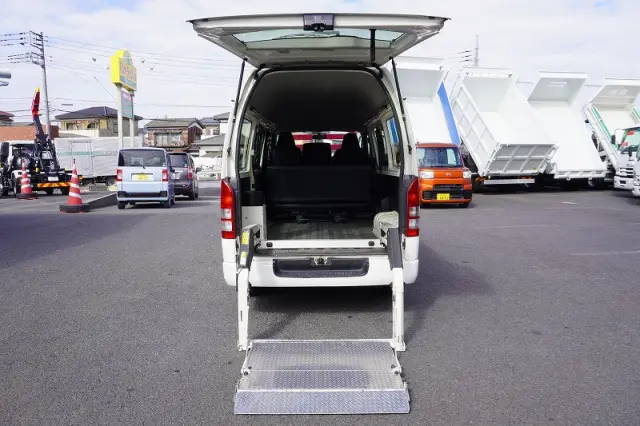 トヨタ ハイエースバン CBF-TRH200K(2WD)の写真15
