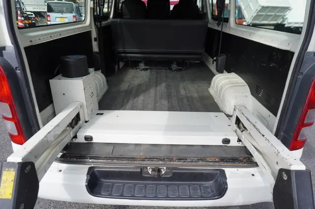 トヨタ ハイエースバン CBF-TRH200K(2WD)の写真16