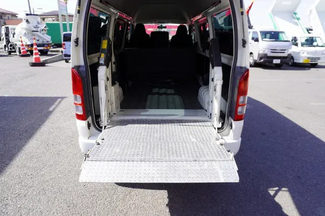 トヨタ ハイエースバン CBF-TRH200K(2WD)の写真22
