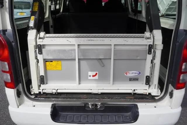 トヨタ ハイエースバン CBF-TRH200K(2WD)の写真22