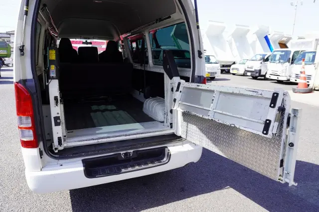 トヨタ ハイエースバン CBF-TRH200K(2WD)の写真23