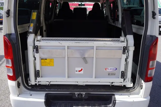 トヨタ ハイエースバン CBF-TRH200K(2WD)の写真24