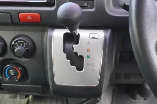 トヨタ ハイエースバン CBF-TRH200K(2WD)の写真29