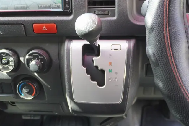 トヨタ ハイエースバン CBF-TRH200K(2WD)の写真30