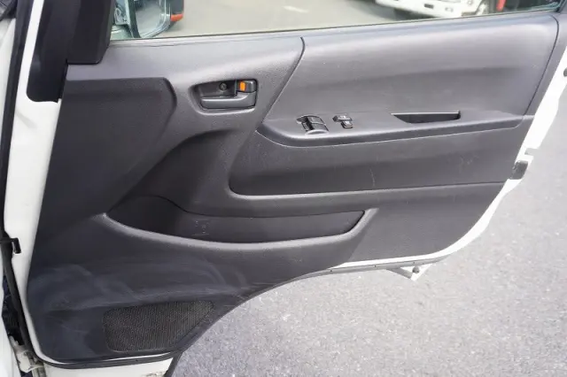 トヨタ ハイエースバン CBF-TRH200K(2WD)の写真34