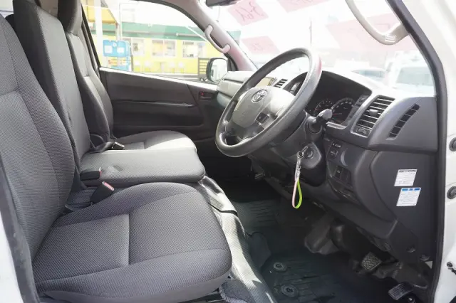 トヨタ ハイエースバン QDF-GDH201V(2WD)の写真32