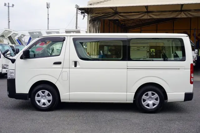 トヨタ ハイエースバン 3BF-TRH200V(2WD)の写真3