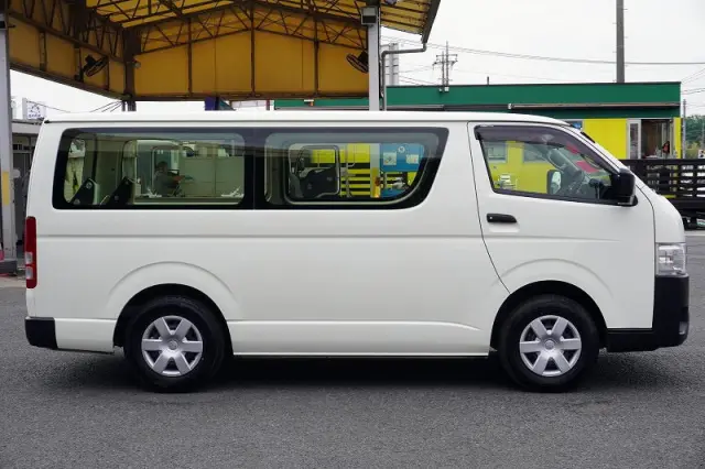 トヨタ ハイエースバン 3BF-TRH200V(2WD)の写真5