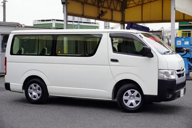 トヨタ ハイエースバン 3BF-TRH200V(2WD)の写真6