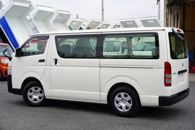 トヨタ ハイエースバン 3BF-TRH200V(2WD)の写真7