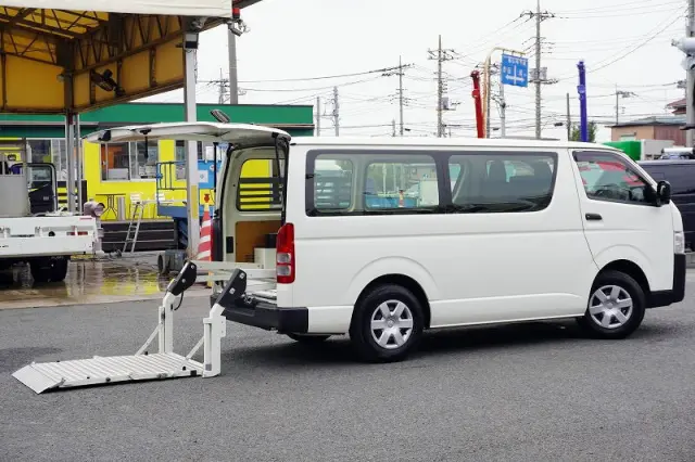 トヨタ ハイエースバン 3BF-TRH200V(2WD)の写真9