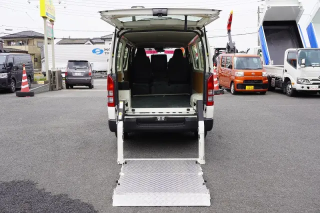 トヨタ ハイエースバン 3BF-TRH200V(2WD)の写真16