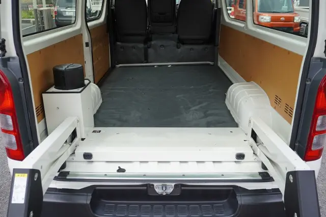 トヨタ ハイエースバン 3BF-TRH200V(2WD)の写真17
