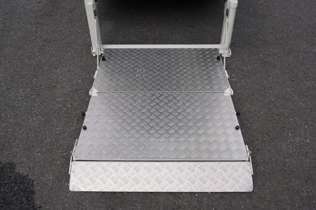 トヨタ ハイエースバン 3BF-TRH200V(2WD)の写真20