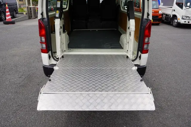 トヨタ ハイエースバン 3BF-TRH200V(2WD)の写真23