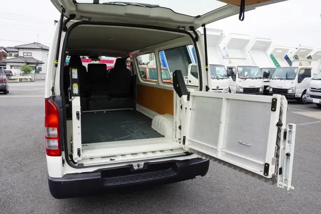 トヨタ ハイエースバン 3BF-TRH200V(2WD)の写真24