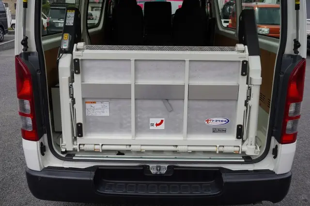 トヨタ ハイエースバン 3BF-TRH200V(2WD)の写真25