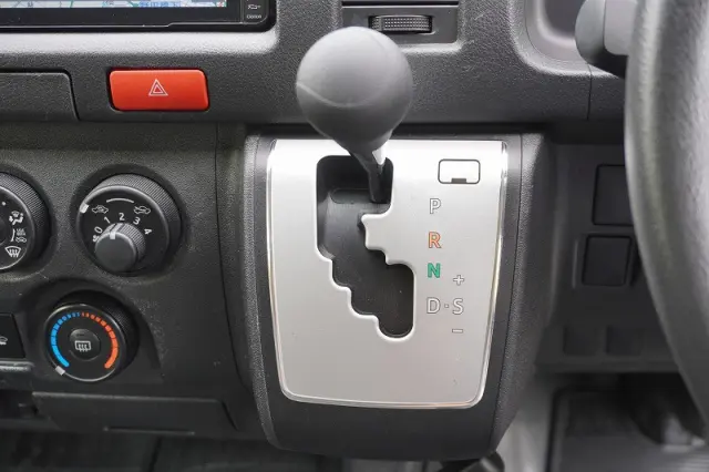 トヨタ ハイエースバン 3BF-TRH200V(2WD)の写真31