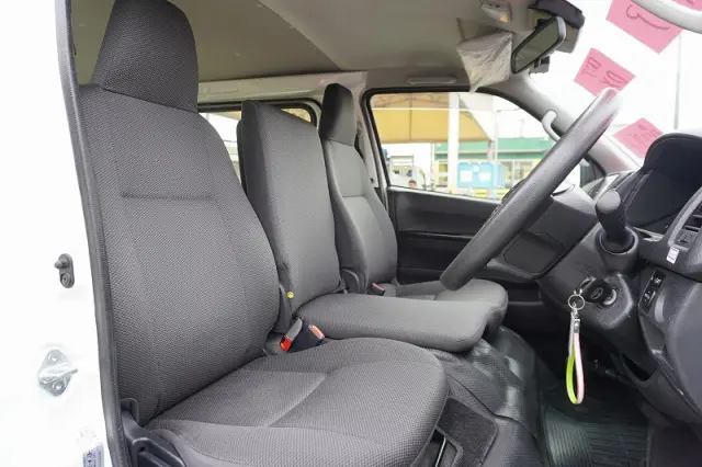 トヨタ ハイエースバン 3BF-TRH200V(2WD)の写真37