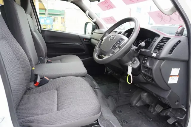 トヨタ ハイエースバン 3BF-TRH200V(2WD)の写真38