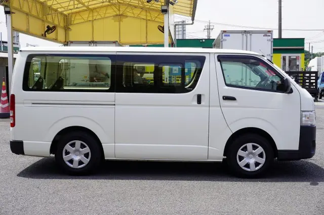 トヨタ ハイエースバン CBF-TRH200V(2WD)の写真5