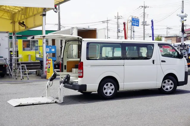 トヨタ ハイエースバン CBF-TRH200V(2WD)の写真9