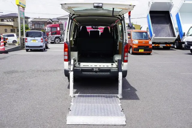 トヨタ ハイエースバン CBF-TRH200V(2WD)の写真15