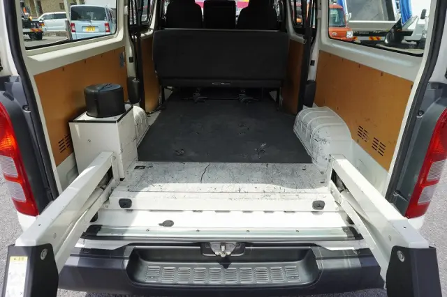トヨタ ハイエースバン CBF-TRH200V(2WD)の写真16