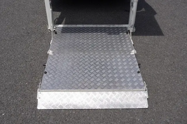 トヨタ ハイエースバン CBF-TRH200V(2WD)の写真19