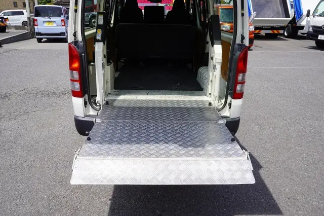 トヨタ ハイエースバン CBF-TRH200V(2WD)の写真22