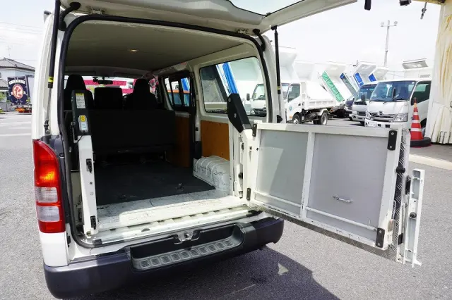 トヨタ ハイエースバン CBF-TRH200V(2WD)の写真23