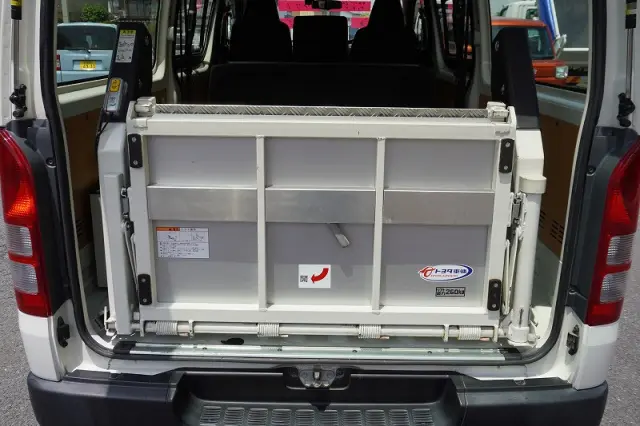 トヨタ ハイエースバン CBF-TRH200V(2WD)の写真24