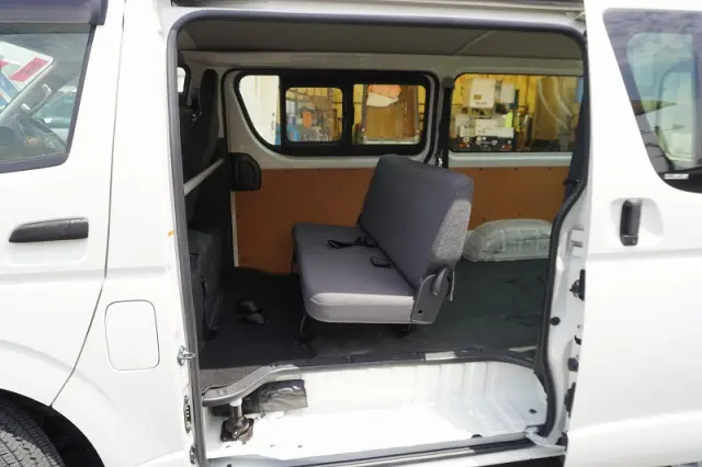 トヨタ ハイエースバン CBF-TRH200V(2WD)の写真26
