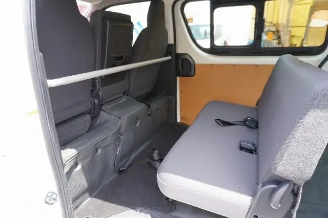 トヨタ ハイエースバン CBF-TRH200V(2WD)の写真27