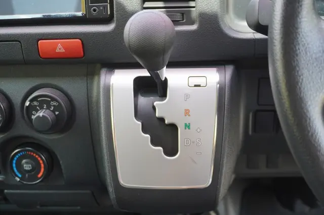 トヨタ ハイエースバン CBF-TRH200V(2WD)の写真31