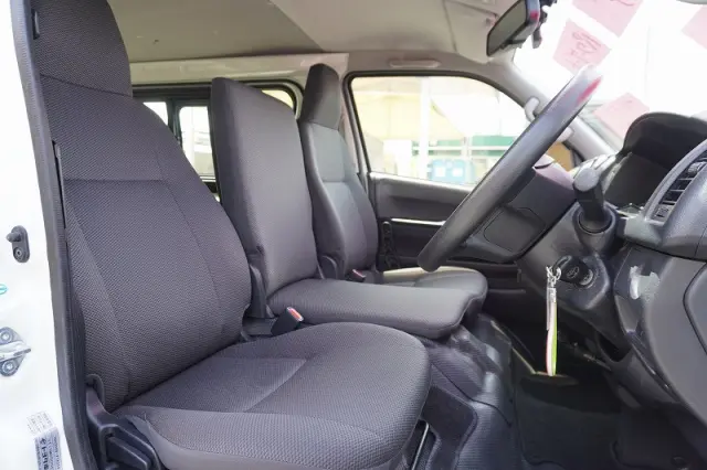 トヨタ ハイエースバン CBF-TRH200V(2WD)の写真37