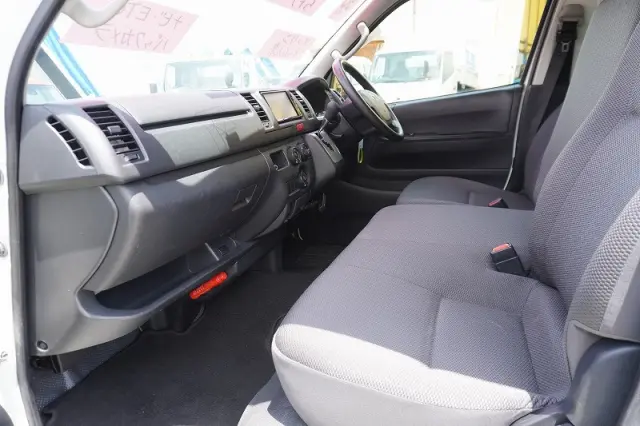 トヨタ ハイエースバン CBF-TRH200V(2WD)の写真39