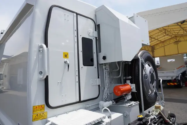 三菱 キャンター 2RG-FEAV0(2WD)の写真15