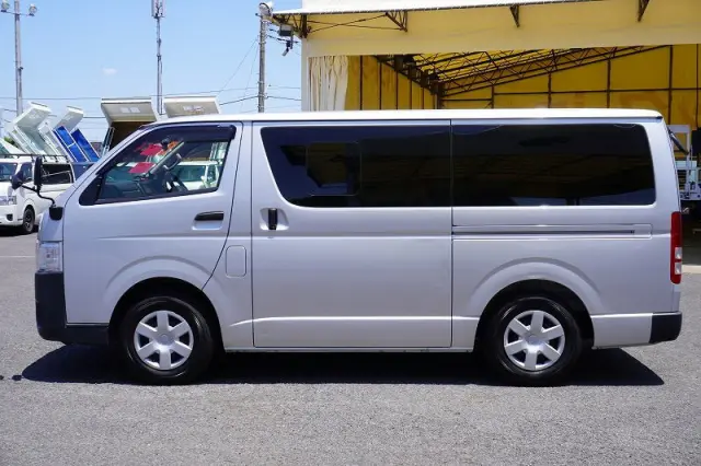 トヨタ ハイエースバン CBF-TRH200V(2WD)の写真3