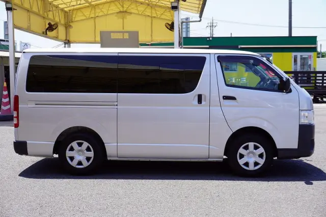 トヨタ ハイエースバン CBF-TRH200V(2WD)の写真5