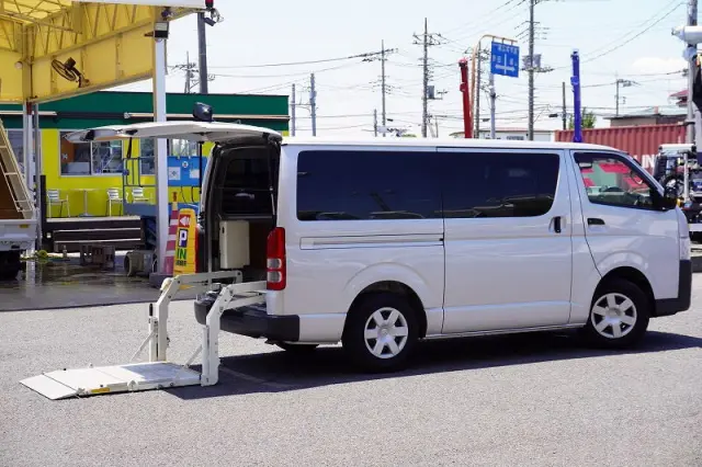 トヨタ ハイエースバン CBF-TRH200V(2WD)の写真9