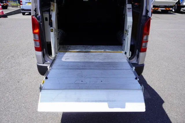 トヨタ ハイエースバン CBF-TRH200V(2WD)の写真22