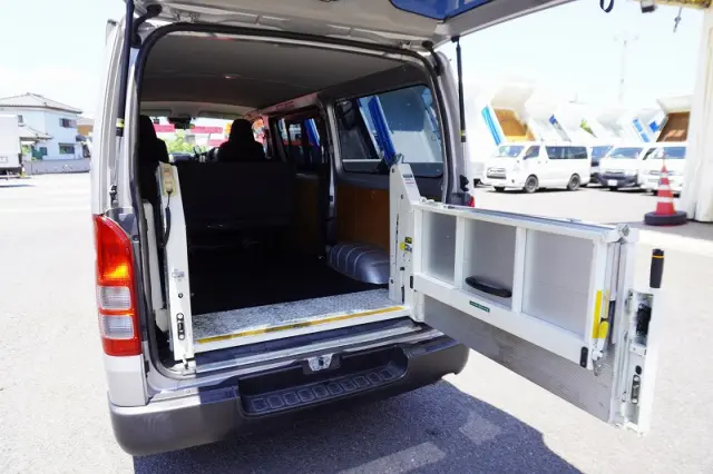 トヨタ ハイエースバン CBF-TRH200V(2WD)の写真23